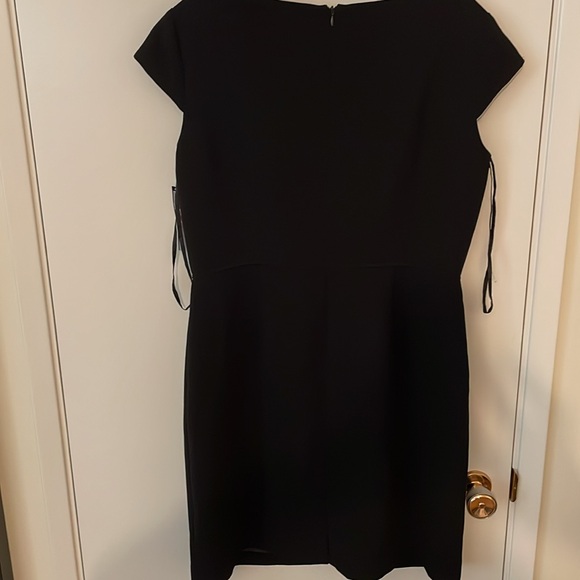 TAHARI ARTHUR S. LEVINE SIMPLE BLACK SHEATH DRESS - SIZE 12 PETITE - NWT - Picture 4 of 4